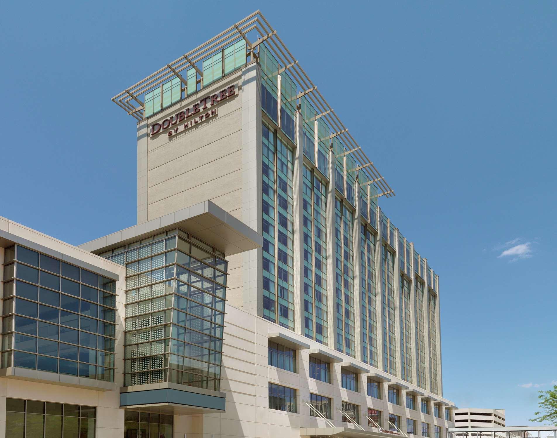 Doubletree By Hilton Hotel Cedar Rapids Convention Complex Exterior foto