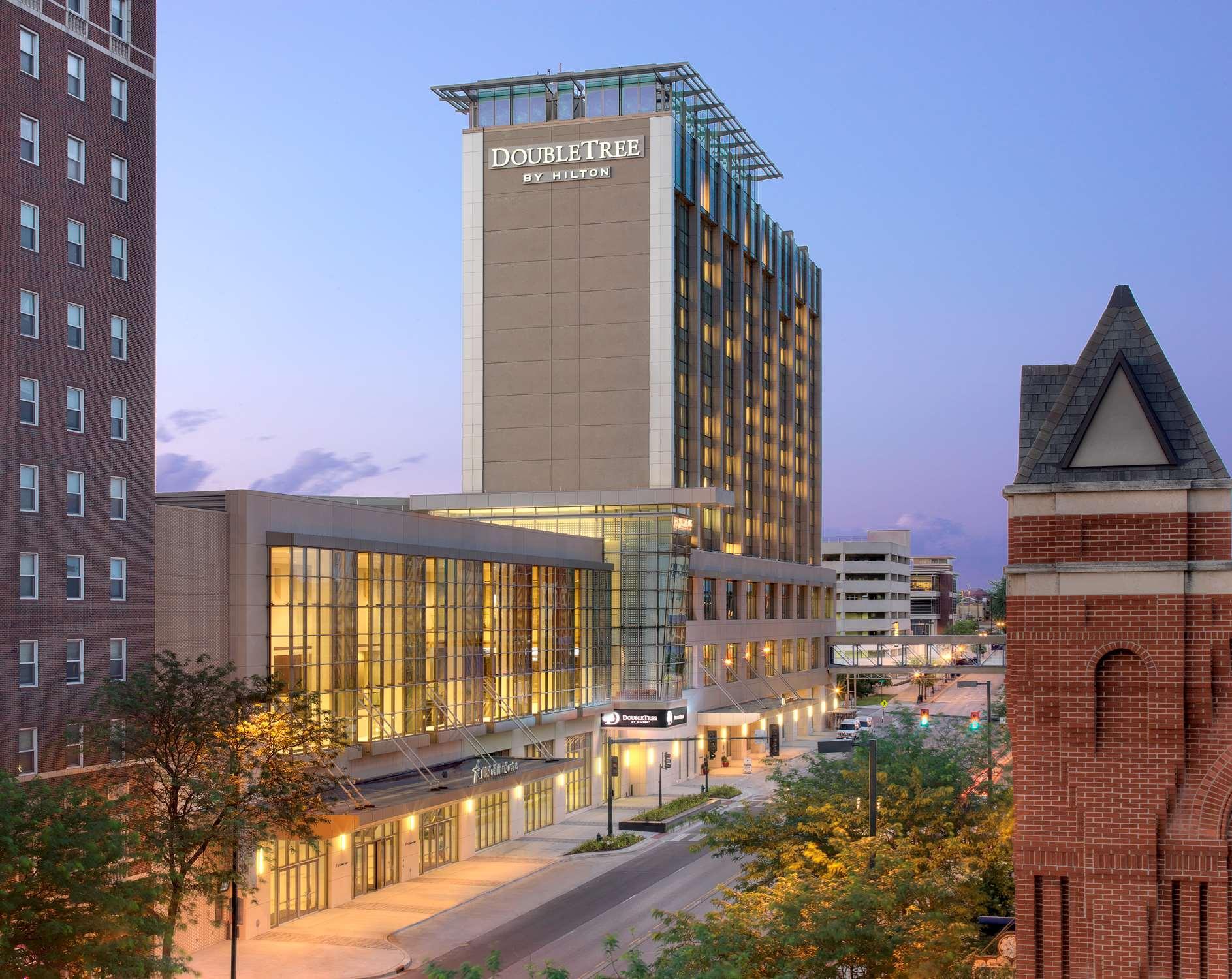 Doubletree By Hilton Hotel Cedar Rapids Convention Complex Exterior foto